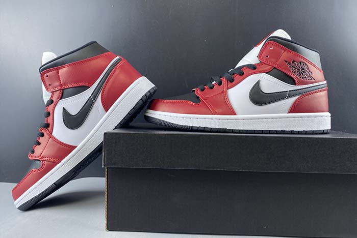 AIR JORDAN 1 MID “CHICAGO BLACK TOE” 554724-069
