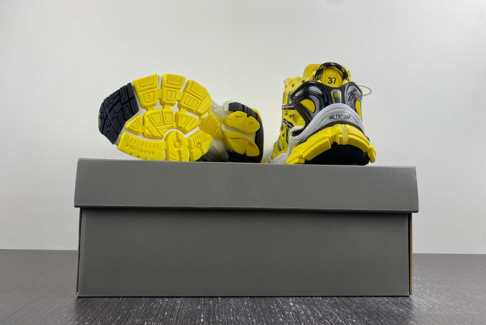 7.0 Balenciaga 677402-W2RD3-0510