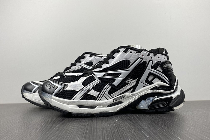 7.0 BALENCIAGA -Runner  BLACK
