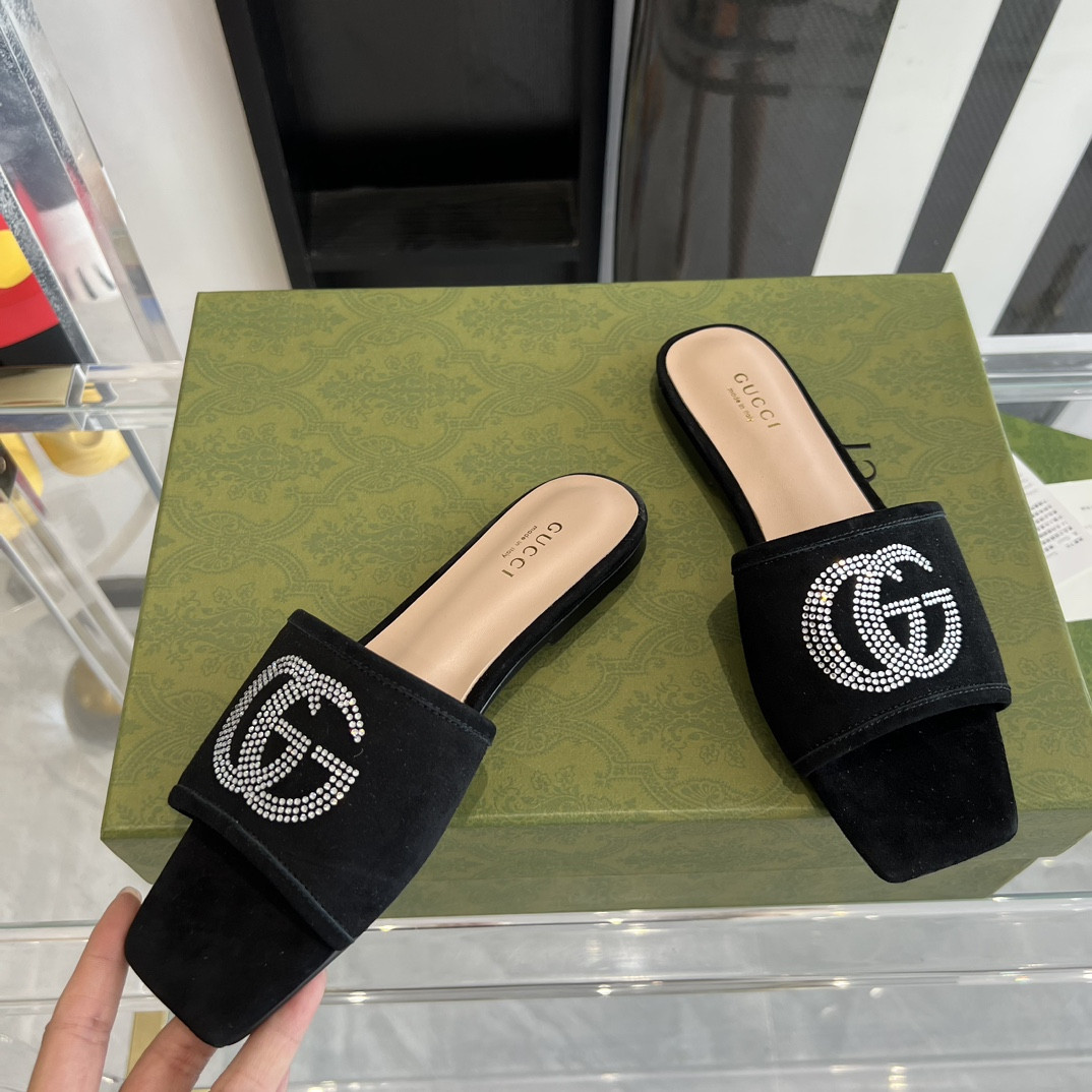 G*u*i slippers