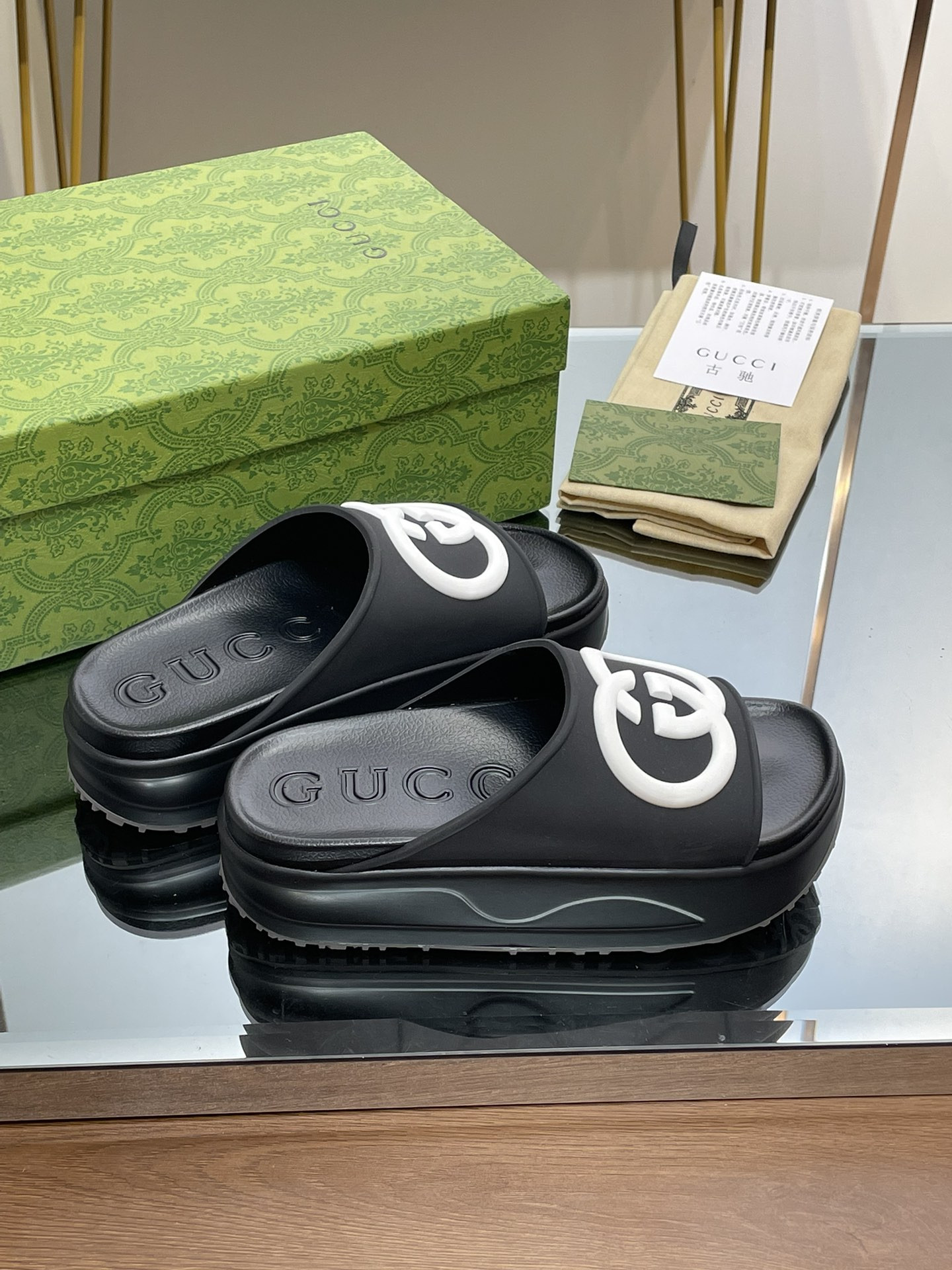 G*u*i slippers