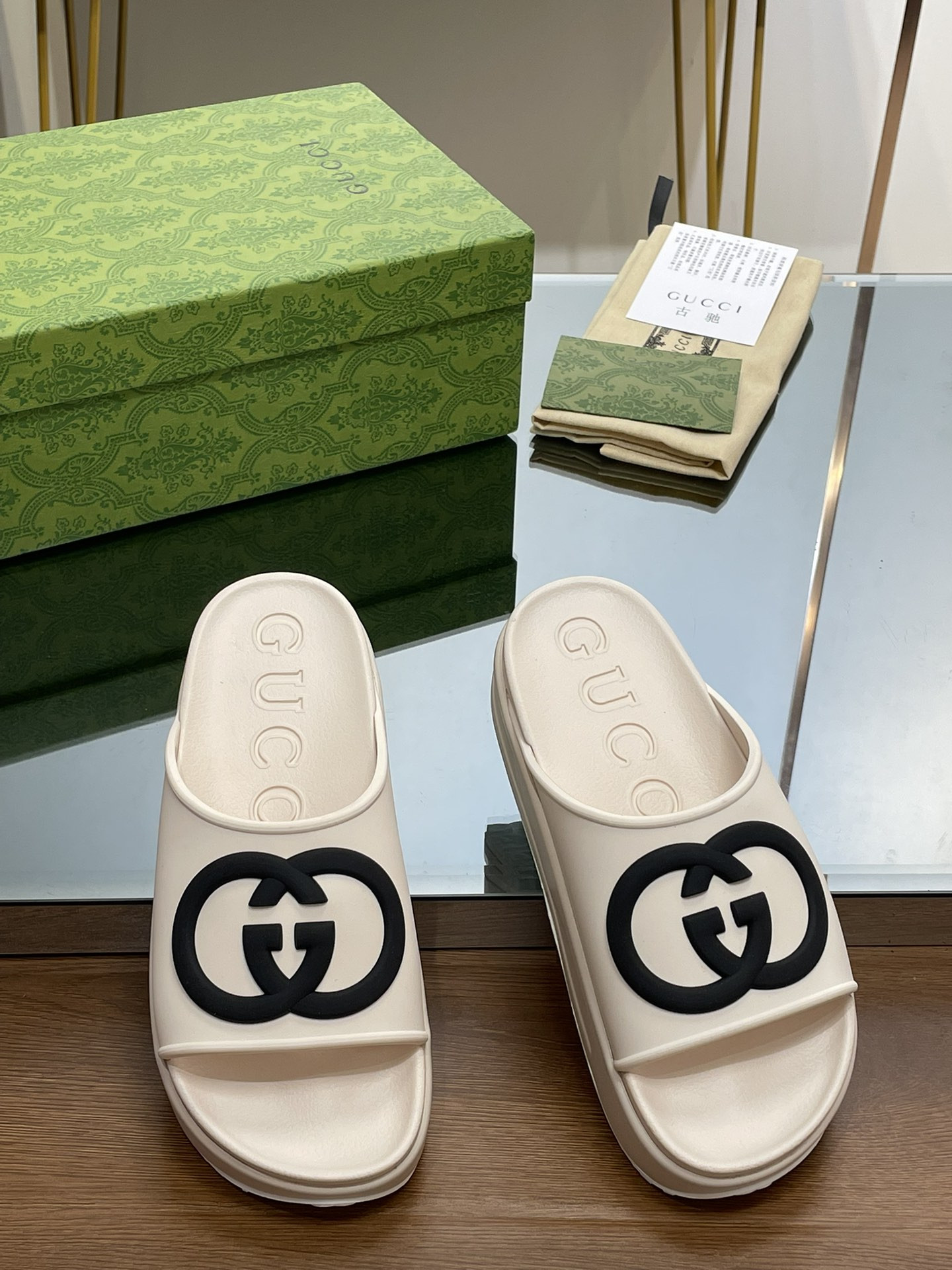 G*u*i slippers